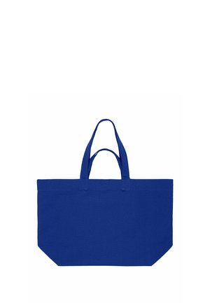 Grande borsa a tracolla blu con due coppie di manici, una corta e una lunga, su sfondo bianco.