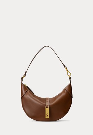 Καφέ δερμάτινη τσάντα σε σχήμα ημισελήνου με κοντό λουράκι και ορθογώνιο κούμπωμα σε χρυσό χρώμα με λογότυπο αλόγου.