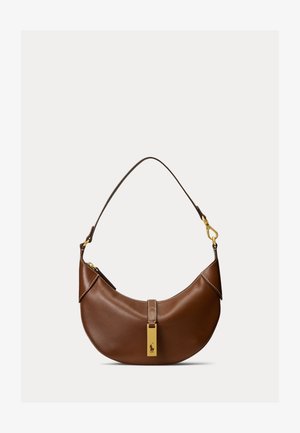 Hnedá kožená kabelka v tvare polmesiaca s krátkym remienkom a obdĺžnikovou zlatou prackou s logom koňa.