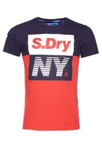 Červené a námořnické modré tričko s kulatým výstřihem vyrobené z bavlny, s výrazným bílým textem "S.Dry NY" přes hrudník a malou logovou cedulkou na lemu.