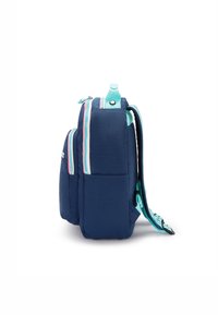 Zaino blu navy con cinghie turchesi, numerosi scomparti con zip, dettagli con zip rosa e bianchi, mostrato di lato su sfondo bianco.