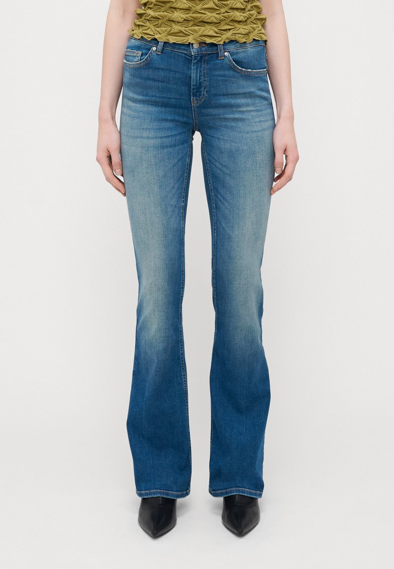 ONLY Tall ONLBLUSH MID - Zvonové džínsy - medium blue denim