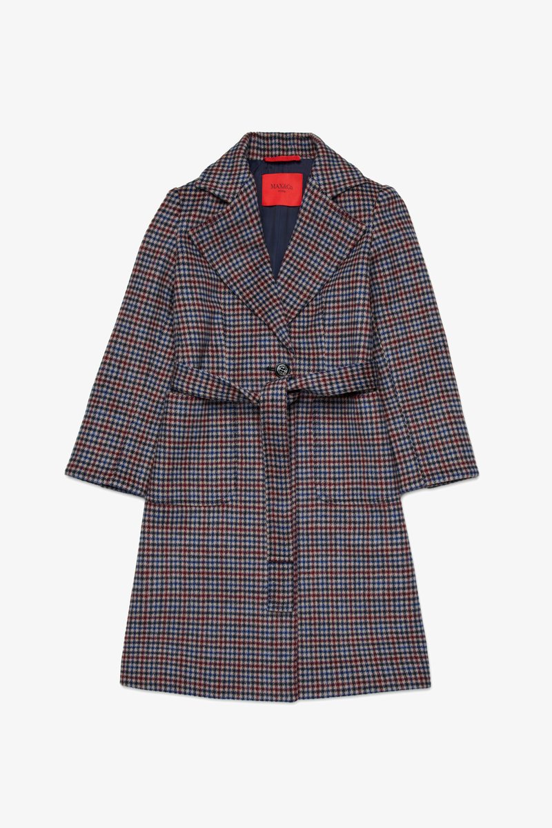 Palton din lână în carouri, în nuanțe de albastru, roșu și crem. Are rever cu crestătură, curea și două buzunare frontale. Închidere cu nasturi dublu-breastați.