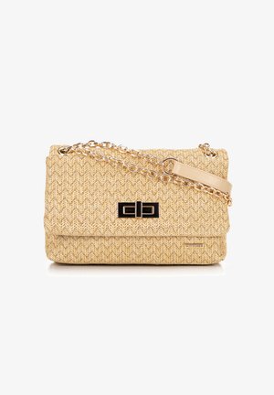 Bolso tejido beige con patrón de espiga, correa de cadena dorada, cierre negro y un acento de cuero color crema. Presenta un detalle del logo de la marca en el lateral.