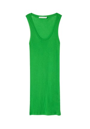 Canottiera verde realizzata in morbido cotone, con scollo a barca, design senza maniche e silhouette aderente, priva di motivi o dettagli.