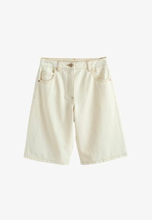 Højttaljede, knælange cremefarvede denimshorts med forreste knap, lynlås, bæltestropper og fem lommer, synlige på en hvid baggrund.