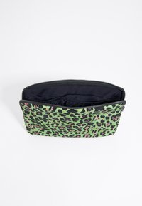 Pouch leopard print verde con chiusura a zip, foderato in nero e con un design rettangolare elegante. Il materiale sembra essere tessuto con una superficie testurizzata.