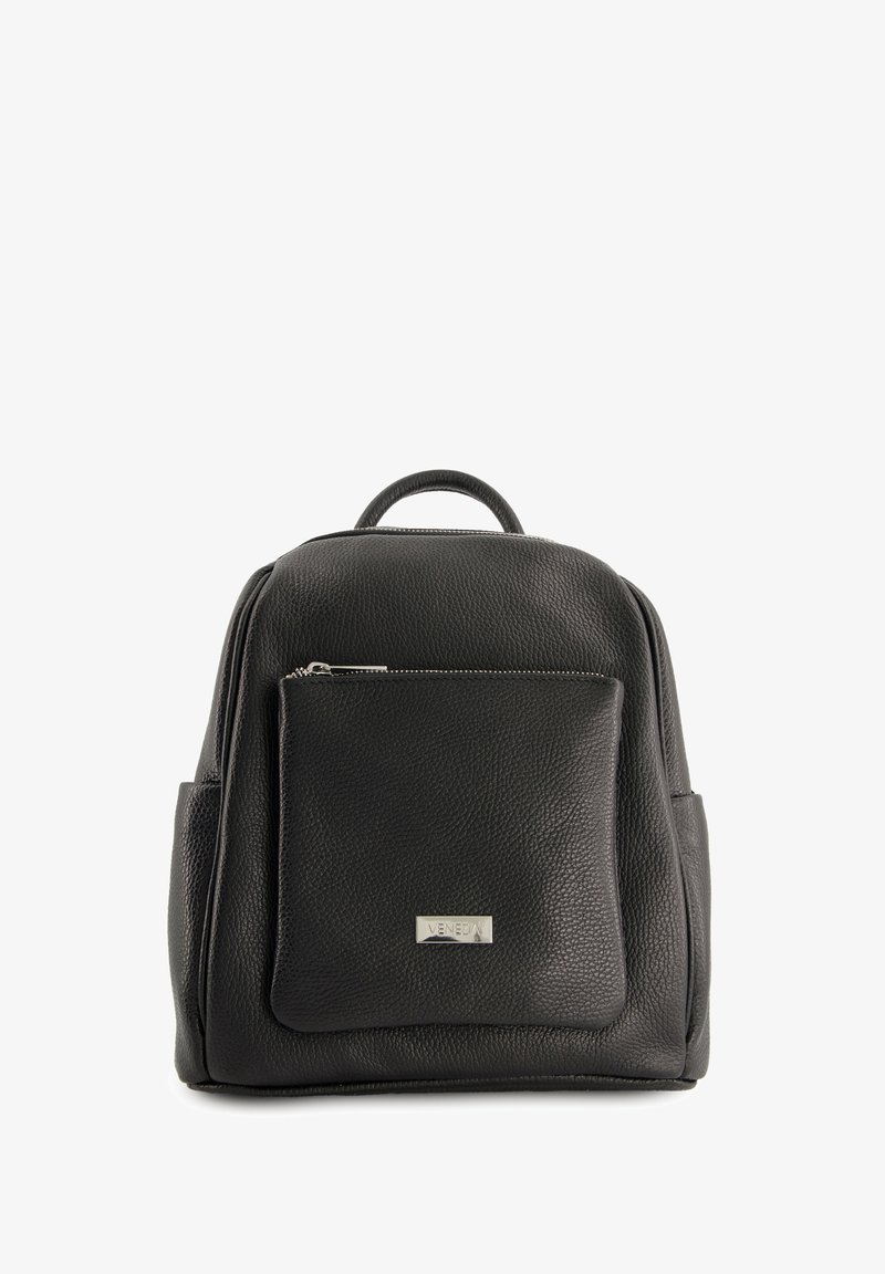 Černý kožený batoh s texturovaným povrchem, horní rukojetí, přední kapsou na zip a stříbrnou logovou destičkou ve spodní části.