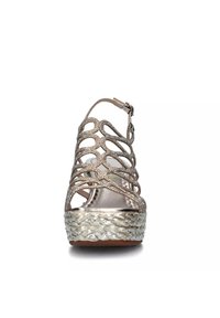 Sandalo platform in oro metallico con cinturini intrecciati, impreziosito da strass e una suola in juta intrecciata, che mette in risalto una finitura testurizzata.