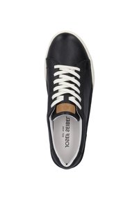 Baskets en cuir noir avec des lacets blancs, accent beige sur la languette, bout arrondi et semelle en caoutchouc blanc texturé.