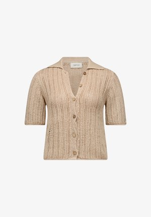 Cardigan beige en maille à manches courtes avec motif ajouré vertical, col pointu et cinq boutons en bois sur le devant.