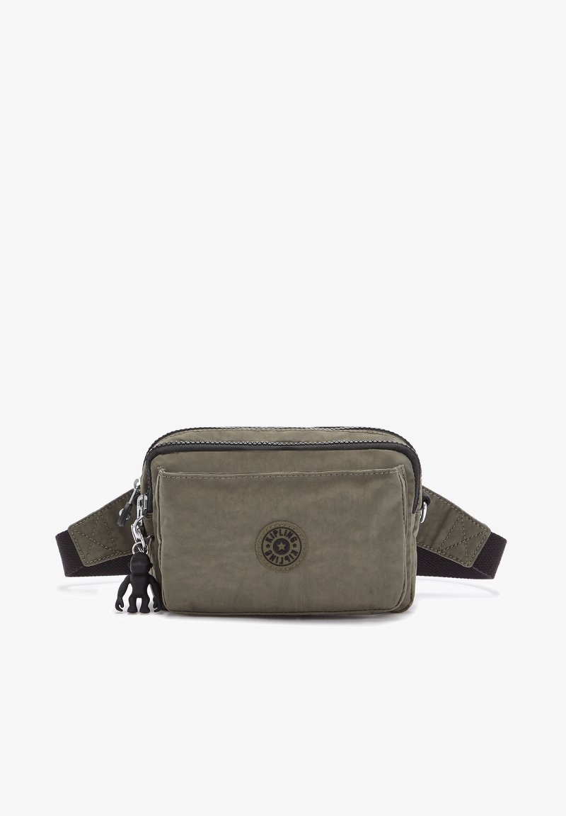 Olijfgroene stoffen schoudertas met een ritssluiting, een gladde textuur, een ronde logopatch en een zwarte band met een afneembare charme.