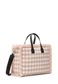 Borsa a scacchi rosa e bianca con manici in pelle nera e un bordo frangiato rosa testurizzato. Include una tracolla nera regolabile.