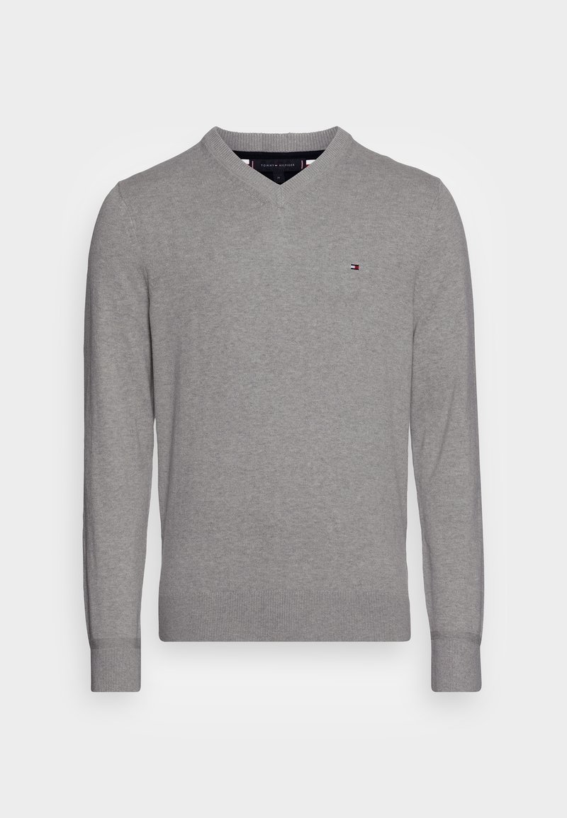 Pull à manches longues gris clair avec col en V, petit logo Tommy Hilfiger brodé sur la poitrine gauche.