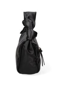 Zwarte leren tas met een geknoopte handgreep, rechthoekige vorm, gladde textuur en een ritsluiting. Versierd met een decoratieve strik.