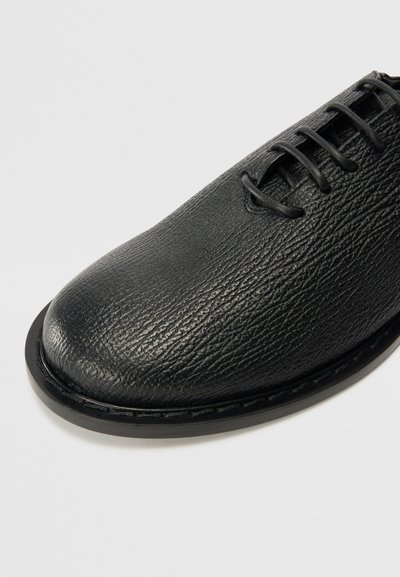 The Antipode Paeltega jalanõud - black
