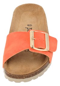 Oranje leren slidesandal met een brede band en gouden gespaccent, voorzien van een textuurkurken voetbed en rubberen zool.