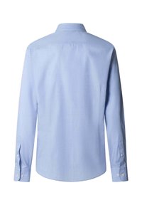 Světle modrá košile s dlouhým rukávem, manžety na knoflíky, klasický límec, zobrazená zezadu na bílém pozadí.