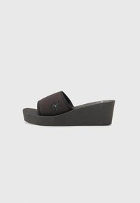 Unselected, triple black