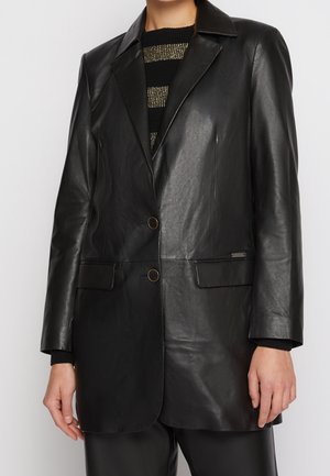 Blazer in pelle nera con colletto a scollo, chiusura con un unico bottone e due tasche frontali. Texture liscia con dettagli minimi.