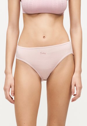 Nő világos rózsaszín csipkés melltartót és hozzáillő pamut bugyit visel, melyen az elülső középső részen a "Friday" felirat látható.