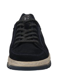 Marineblaue Wildleder-Sneaker mit grauen Schnürsenkeln, kontrastierenden Nähten und einer strukturierten Gummisohle. Mit gepolstertem Kragen und Zunge für zusätzlichen Komfort.