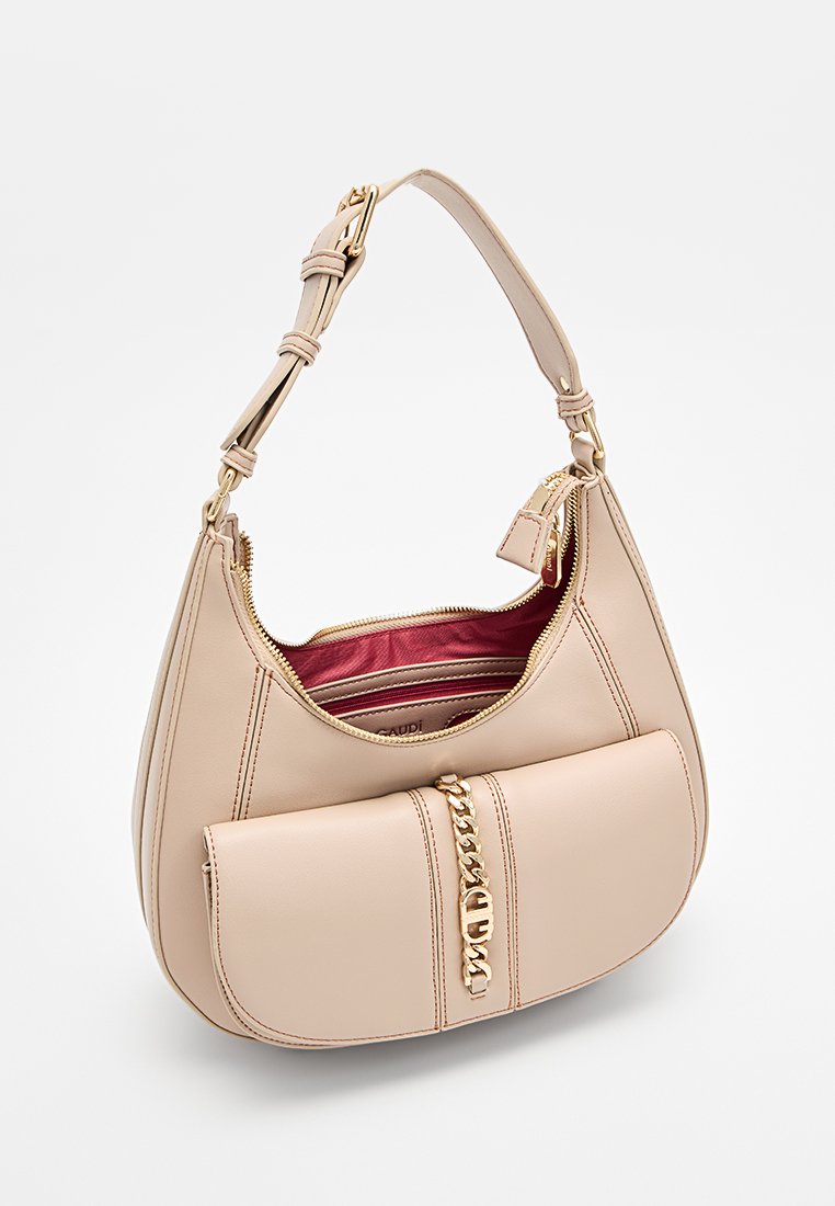 Borsa a spalla in pelle beige con dettagli in catena dorata, chiusura con zip e tracolla regolabile, con foderatura interna in tessuto bordeaux.