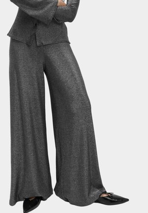 Schwarz glitzerndes, passendes Zweiteiler-Outfit mit weit geschnittenen Hosen und langärmeliger Bluse, aus glattem Stoff und maßgeschneiderter Gestaltung.