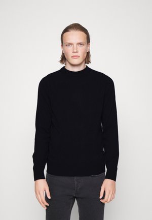 Svart strikkegenser med lange ermer og rund hals. Stoffet ser mykt og teksturert ut, utformet med et enkelt, rent design.