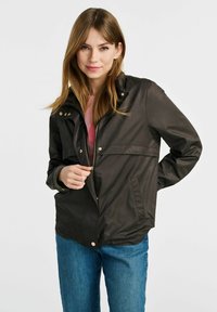 Czarna wodoodporna kurtka z zamkiem błyskawicznym i zapi�ęciem na napy, z kołnierzem stojącym, bocznymi kieszeniami i gładką fakturą. Casualowy design z długimi rękawami.