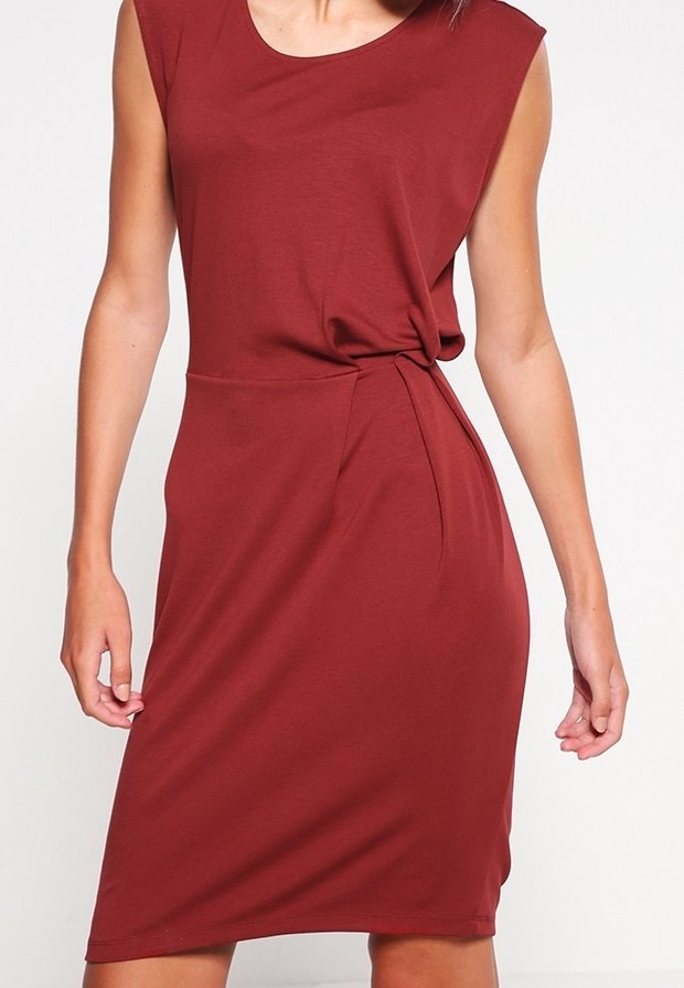 Robe bordeaux en tissu léger avec un col rond, des manches courtes et un détail de nœud sur le côté à la taille. Texture lisse.