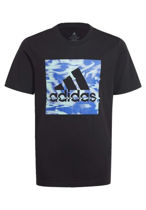 Schwarzes Adidas T-Shirt mit kurzen Ärmeln, blauem und weißem abstraktem Quadrat und verzerrtem Adidas-Logo in der Mitte vorne.