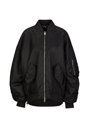 Schwarze übergroße Bomberjacke mit Frontreißverschluss, zwei schrägen Taschen, gerippten Bündchen und Saum sowie einer Reißverschlusstasche am linken Ärmel.