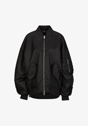 Zwarte oversized bomberjack met rits aan de voorkant, twee schuine zakken, geribbelde manchetten en zoom, en een ritssluitingzak op de linkermouw.