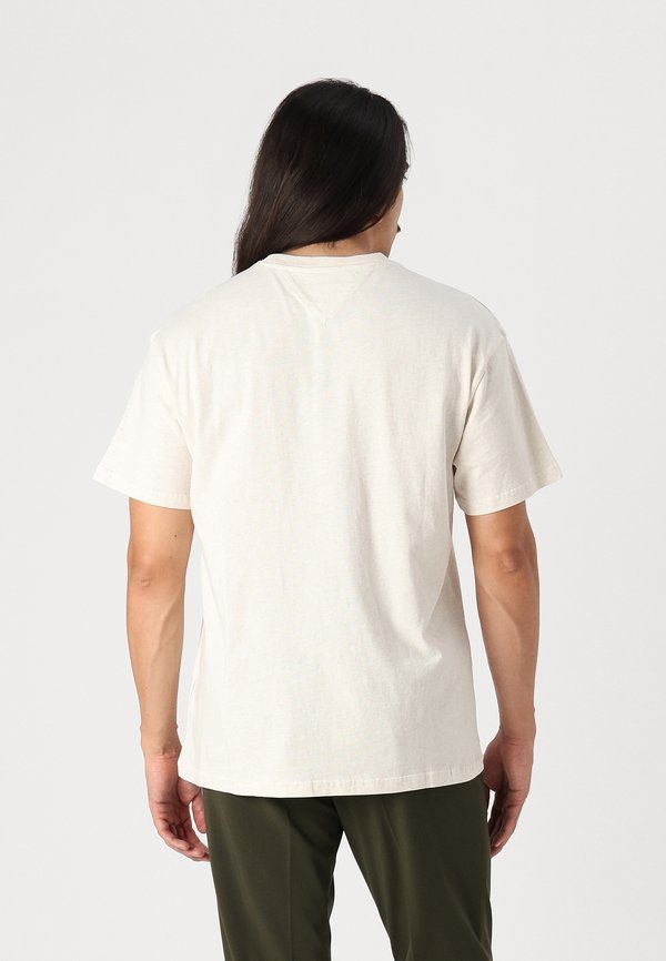 BIG FLAG TEE - Print T-shirt - oat4