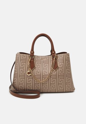 Borsa tote marrone a motivo geometrico, con hardware dorato e manici doppi. Include una tracolla rimovibile e un ciondolo.