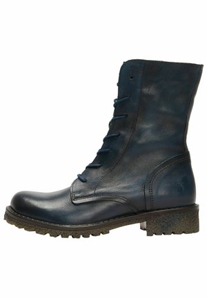 Stivale alla caviglia in pelle blu navy con lacci, punta rotonda, suola texturizzata e finitura liscia. Dotato di occhielli metallici e di un pannello posteriore rinforzato.