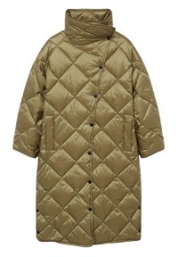 Long manteau matelassé olive vert avec couture en losanges, col montant, boutons-pression, et poches latérales, conçu pour temps froid.