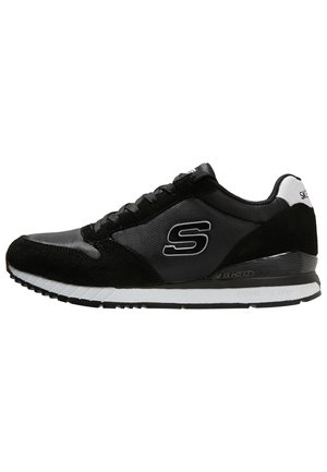 Schwarzer Skechers-Sneaker mit weißer Sohle, Schnürung vorne und "S"-Logo an der Seite, entworfen für den Freizeit- oder sportlichen Gebrauch.