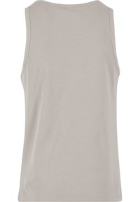 Lys grå ribbet tanktop med en buet halsudskæring og ærmeløs design, der har en glat tekstur og en enkel silhuet.