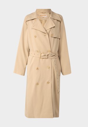 Trench-coat beige à double boutonnage avec une taille ceinturée, de grands revers, des poches latérales et un détail de boutons. Fabriqué en un tissu tissé lisse.