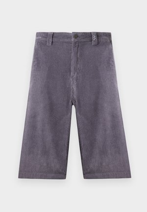 Pantalon large en velours côtelé gris avec bouton à l'avant, passants de ceinture, et stries verticales visibles, posé à plat sur un fond blanc.