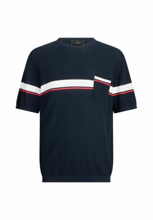 Bluza tricotată bleumarin cu mâneci scurte, cu dungi orizontale albe și roșii pe piept și mâneci, având un mic buzunar pe piept pe partea dreaptă.