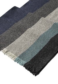 Sciarpa di lana piegata con ampie righe orizzontali in blu, grigio scuro, grigio chiaro, teal e nero, con bordi frangiati.