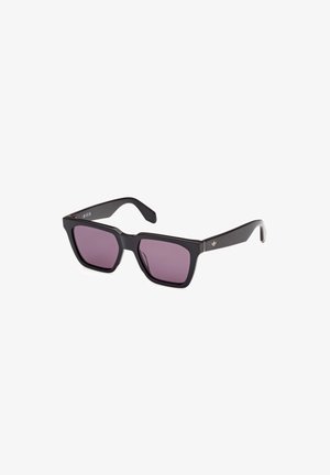Gafas de sol rectangulares negras con lentes de tono púrpura. La montura tiene un acabado mate y hay un sutil acento dorado en las patillas.