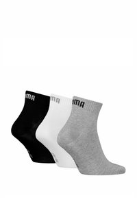 Tres pares de calcetines de tripulación en negro, blanco y gris, con un puño acanalado y el logo "PUMA" en cada par. Hechos de un material suave y elástico.