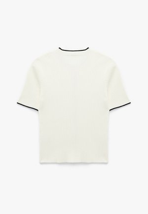 Rippendes T-Shirt mit kurzen Ärmeln in Weiß, mit schwarzem Saum am Kragen und an den Ärmel. Das Design ist tailliert mit einem geraden Saum.