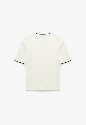 Geribbelde, kortekorte t-shirt in het wit met een zwarte bies bij de kraag en mouwen. Het ontwerp is getailleerd met een rechte zoom.