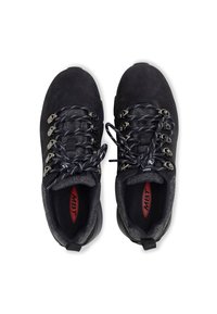 Chaussures de randonnée noires avec une tige en daim, des lacets ronds, des éléments en métal et des cols rembourrés. Logo rouge visible à l'intérieur de la chaussure.