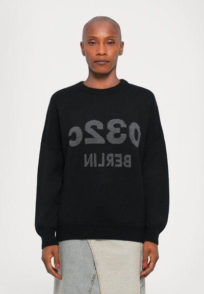 Maglione nero lavorato a maglia con vestibilità oversize, caratterizzato da un design con testo in rilievo grigio che legge "032 BERLINO". Collo e polsini a coste.